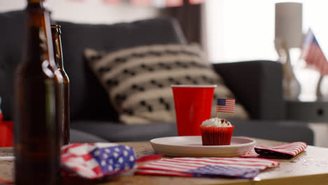 Primer-Plano-De-Cupcakes-Con-Banderas-Estadounidenses-De-Estrellas-Y-Rayas-Y-Botellas-De-Cerveza-En-Una-Fiesta-Que-Celebra-El-4-De-Julio,-Día-De-La-Independencia-2